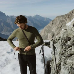 Icebreaker Men's Merino 260 Tech Long Sleeve Crewe Thermal Top -Columbia Store 0000 MENS SS22FW22 CAMPAIGN 260 TECH LS CREWE 104371069E