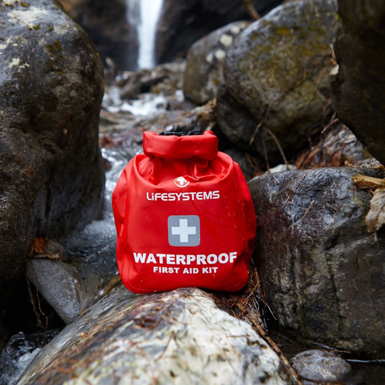 LIFESYSTEMS Waterproof First Aid Kit 7 LIFESYSTEMS Waterproof First Aid Kit - Image 5