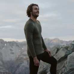 Icebreaker Men's Merino 260 Tech Long Sleeve Crewe Thermal Top -Columbia Store 0001 MENS SS22FW22 CAMPAIGN 260 TECH LS CREWE 104371069A