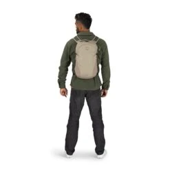 Osprey Daylite Day Pack -Columbia Store 0002 daylite f24 onbody6 tanconcrete