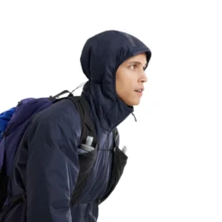 Arc'teryx Men's Atom Hooded Jacket 11 Arc'teryx Men's Atom Hooded Jacket -Columbia Store S25 X000009556 Atom Hoody Black Sapphire Detail 1