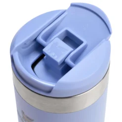 Stanley Aerolight Transit Mug 0.35L -Columbia Store Web PNG Square TheAeroLight TransitMug12OZ Hydrangea LidDetail da7d05cc e0b7 44ac 8ddc ec66bdbc8983