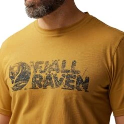 FJÄLLRÄVEN Men's Lush Logo T-Shirt 15 FJÄLLRÄVEN Men's Lush Logo T-Shirt -Columbia Store lush logo t shirt m 12600219 166 f model fjr